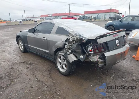 2005 Ford Mustang V6 Deluxe/V6 Premium z USA, uszkodzony, nr VIN 1ZVFT80N455245340